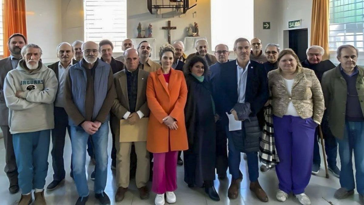 Diputados de LLA junto a exrepresores detenidos en el penal de Ezeiza por delitos de lesa humanidad. Diputados de LLA junto a exrepresores detenidos en el penal de Ezeiza por delitos de lesa humanidad.