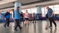 El fútbol caminando para mayores de 60 años se practica desde hace cuatro años en la zona de Parque Chacabuco, organizado por la Fundación Rafam. (Foto captura video en Instagram). El fútbol caminando para mayores de 60 años se practica desde hace cuatro años en la zona de Parque Chacabuco, organizado por la Fundación Rafam. (Foto captura video en Instagram).