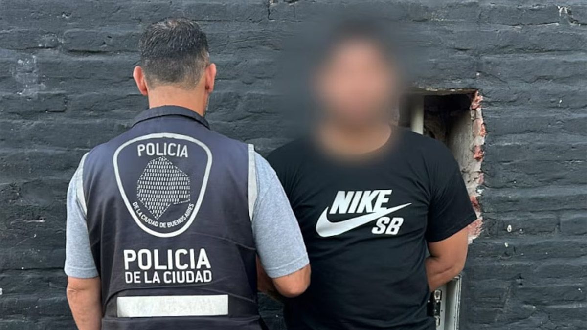 Unhincha fue detenido cuando intentó ingresar al estadio Guillermo Laza para verel partido Deportivo Riestra ante Independiente por el Torneo Clausura 2025. Unhincha fue detenido cuando intentó ingresar al estadio Guillermo Laza para verel partido Deportivo Riestra ante Independiente por el Torneo Clausura 2025.