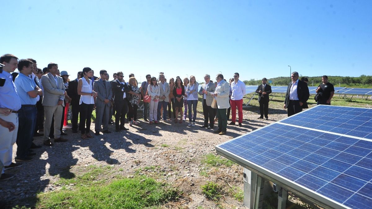 El gobernador de San Luis, Claudio Poggi, recorrió los avances en las obras de aprovechamiento de la energía solar que llegará a 80.000 hogares. El gobernador de San Luis, Claudio Poggi, recorrió los avances en las obras de aprovechamiento de la energía solar que llegará a 80.000 hogares.