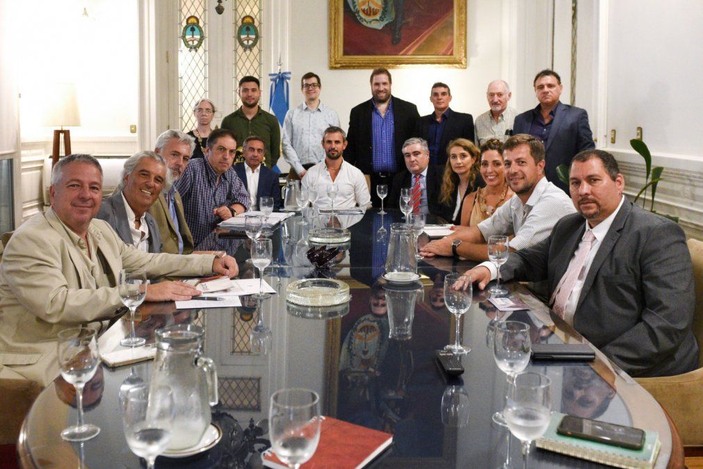 Rpresentantes del comité de Pymes, Emprendedores y Productores junto a Martin Menem.&nbsp;