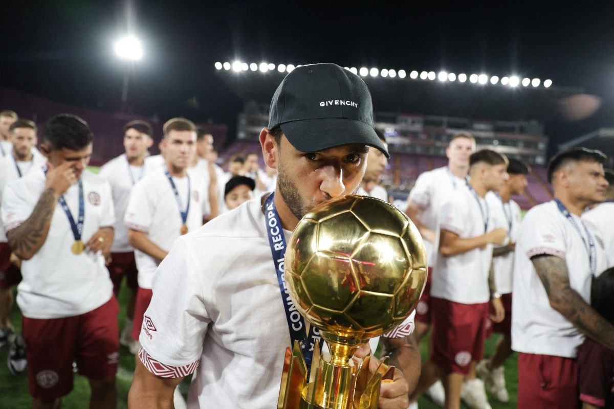 El mediocampista del Club Atlético Lanús, Eduardo Salvio, levanta el trofeo de la Recopa Sudamericana, 1 día después de derrotar a Flamengo en el estadio Maracaná de Río de Janeiro. Lanús, provincia de Buenos Aires, el 27/02/2026.&nbsp;