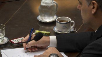 Para su redención, Adorni necesita un improbable milagro político