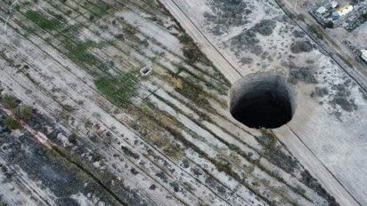 Gigantesco socavón apareció misteriosamente en Chile