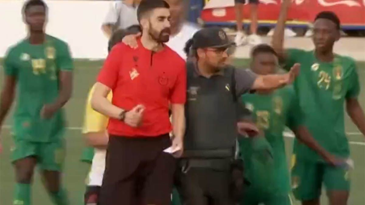 La Selección Argentina Sub20, dirigida por Diego Placente, empató 1-1 con Mauritania en el Torneo de L’Alcudia y estalló la bronca contra el árbitro. La Selección Argentina Sub20, dirigida por Diego Placente, empató 1-1 con Mauritania en el Torneo de L’Alcudia y estalló la bronca contra el árbitro.