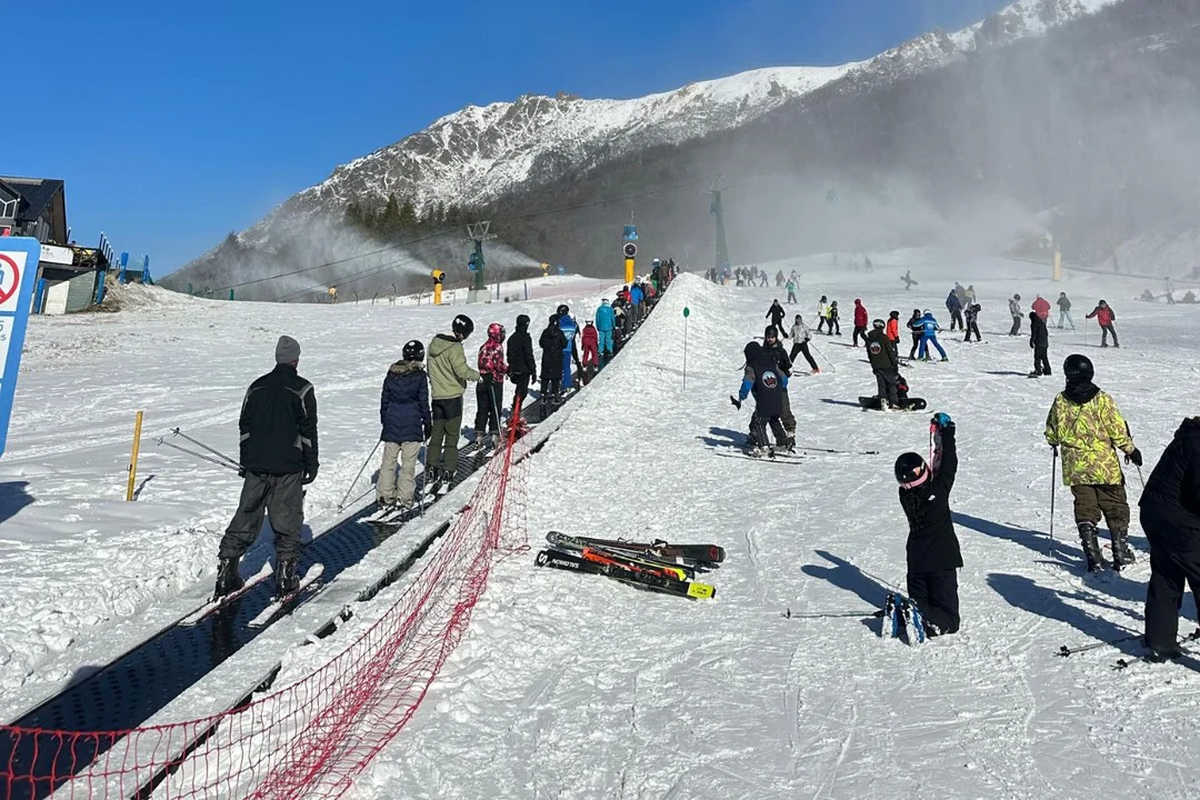Imagen de los medios de arrastre operativos de la base del cerro Catedral y, de fondo, los cañones fabricando nieve. Imagen de los medios de arrastre operativos de la base del cerro Catedral y, de fondo, los cañones fabricando nieve.