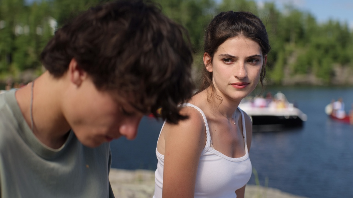 "Sterling Point" llegó a Prime Video con 8 episodios, un elenco encabezado por Ella Rubin y una historia de secretos familiares que atrapó rápidamente al público. Foto: Prime Video "Sterling Point" llegó a Prime Video con 8 episodios, un elenco encabezado por Ella Rubin y una historia de secretos familiares que atrapó rápidamente al público. Foto: Prime Video