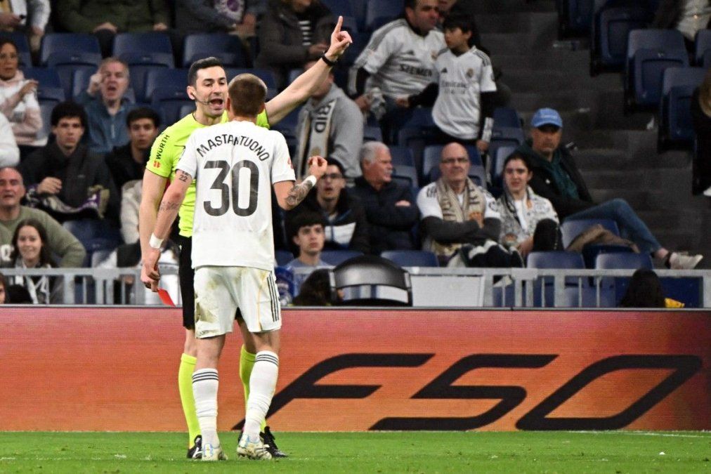 Alejandro Muñiz Ruiz le muestra la roja a Franco Mastantuono en la derrota del Real Madrid ante el Getafe, una expulsión que volvió a poner al joven en el centro del debate.