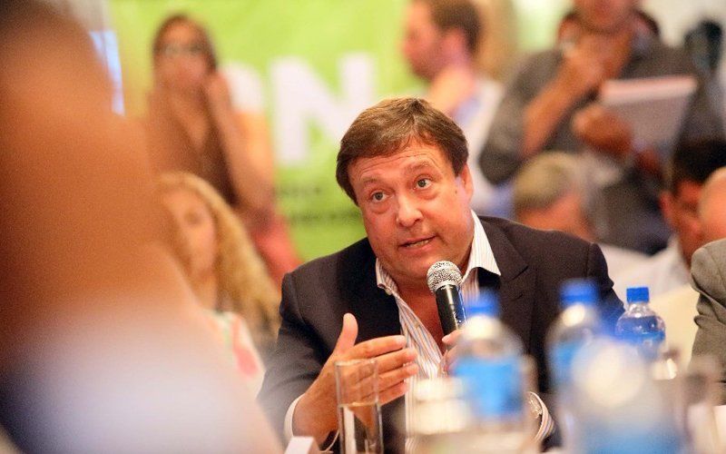 Alberto Weretilneck dijo ayer en Roca que Vialidad Nacional "no le encuentra la vuelta" al mantenimiento de las rutas en la región. Alberto Weretilneck dijo ayer en Roca que Vialidad Nacional "no le encuentra la vuelta" al mantenimiento de las rutas en la región.