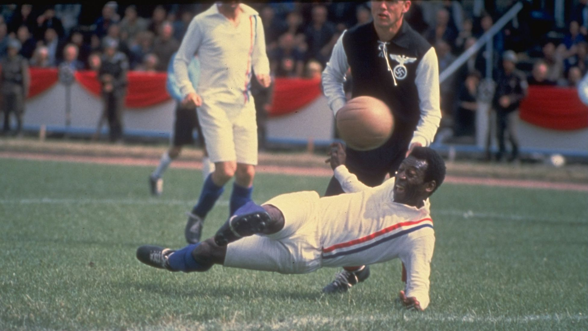 Pelé haciendo magia dentro y fuera de la cinta. 