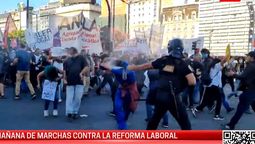 Primeros enfrentamientos entre manifestantes y la policía en el Obelisco (Foto: Captura de TV)