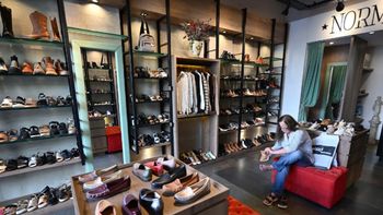 Crisis: Cierra una zapatería histórica y remata todo a precios ultra baratos