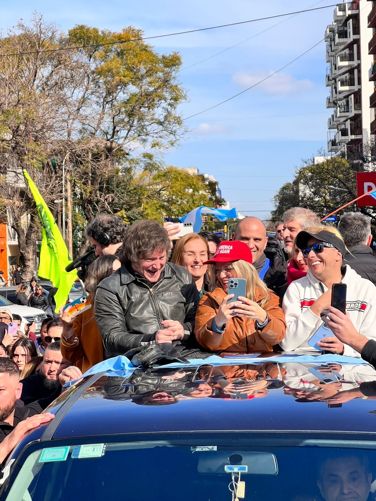 En el camino todos se sacan selfies con todos En el camino todos se sacan selfies con todos