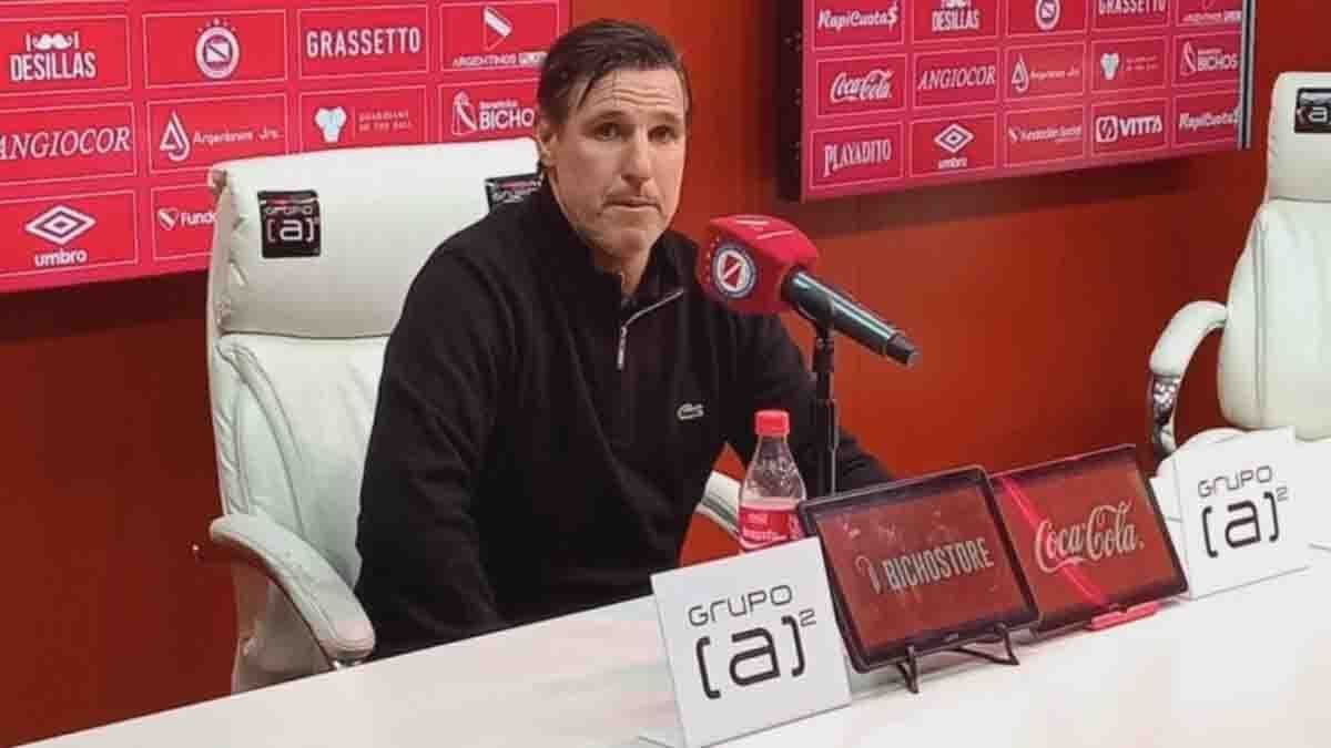 NicolásDiez, DT de Argentinos Juniors, le bajó el precio a la victoria de San Lorenzoen los penales y lo calificó de “equipo chico…”. (Foto: Gentileza: La NuevaProvincia)