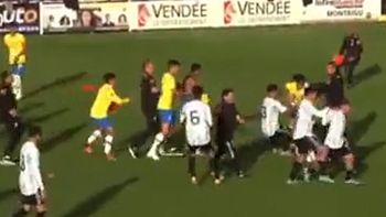 Argentina cayó ante Brasil2-1 en la final del torneo amistoso internacional de Monteigu Sub 17, enFrancia, pero terminó con trompadas e insultos. (Foto: Captura TV) Argentina cayó ante Brasil2-1 en la final del torneo amistoso internacional de Monteigu Sub 17, enFrancia, pero terminó con trompadas e insultos. (Foto: Captura TV)