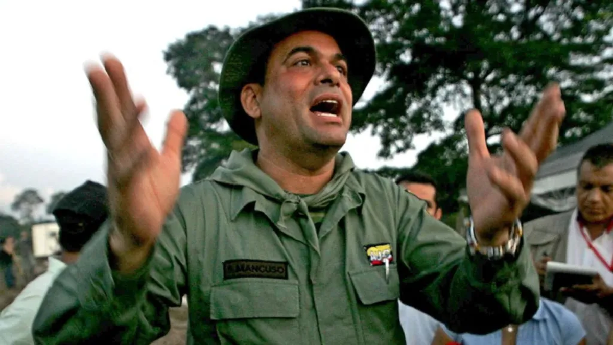 Salvatore Mancuso, exjefe de las las Autodefensas Unidas de Colombia (AUC), habla con la prensa en el campamento Campo Dos de Tib&uacute;, 600 km al noreste de Bogot&aacute;, en el departamento de Norte de Santander, el 9 de diciembre de 2004. (Foto: LUIS ACOSTA/AFP v&iacute;a Getty Images)