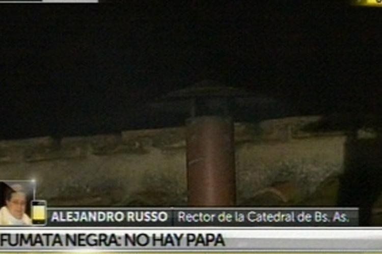 El humo negro saliendo de la chimenea del Vaticano. (Foto: Captura de TV)