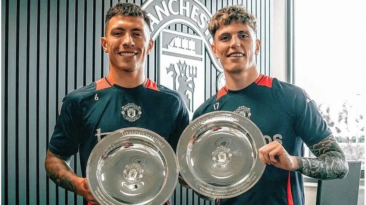 El DT del Manchester United, Erik Ten Hag, realizó un curioso homenaje a Lisandro Martínez y a Alejandro Garnacho tras ganar la Copa América ante el plantel. El DT del Manchester United, Erik Ten Hag, realizó un curioso homenaje a Lisandro Martínez y a Alejandro Garnacho tras ganar la Copa América ante el plantel.