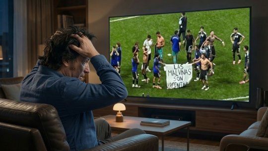 La bandera de Malvinas que levantó la Scaloneta dejó fuera de juego, casi en ridículo, a Javier Milei...