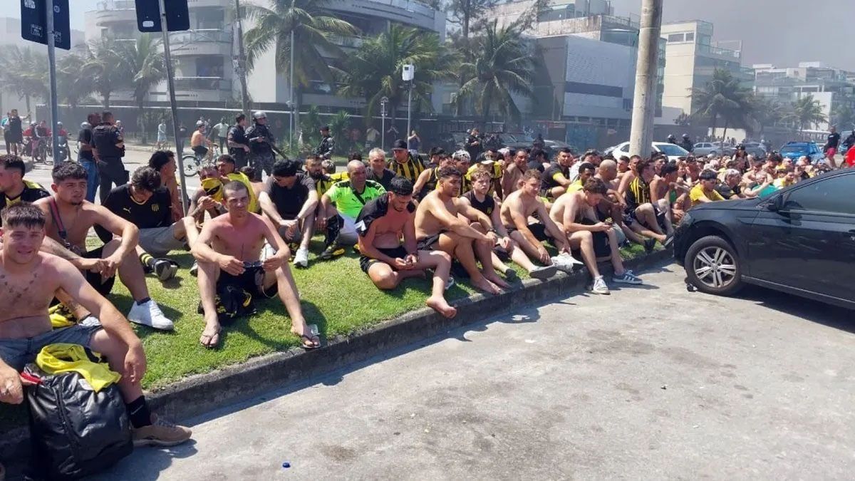 Peñarolde Montevideo, junto a clubes argentinos, podrían presentar una queja ante laConmebol por la violencia que sufren en Brasil.
