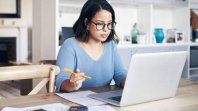 El trabajo remoto permite acceder a empresas globales sin emigrar, aunque los salarios siguen mostrando diferencias importantes según el país de residencia.