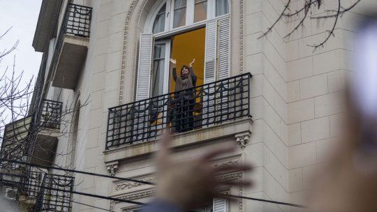 Cristina Kirchner desde el balcón de San José 1.111, su lugar de detención. Cristina Kirchner desde el balcón de San José 1.111, su lugar de detención.