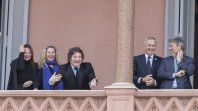 Javier Milei con algunos de sus ministros en el balcón de la Rosada, tras la reunión de Gabinete.