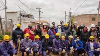 Agua potable en Quilmes: Malena Galmarini, Mayra Mendoza y los hacedores de la obra. Agua potable en Quilmes: Malena Galmarini, Mayra Mendoza y los hacedores de la obra.