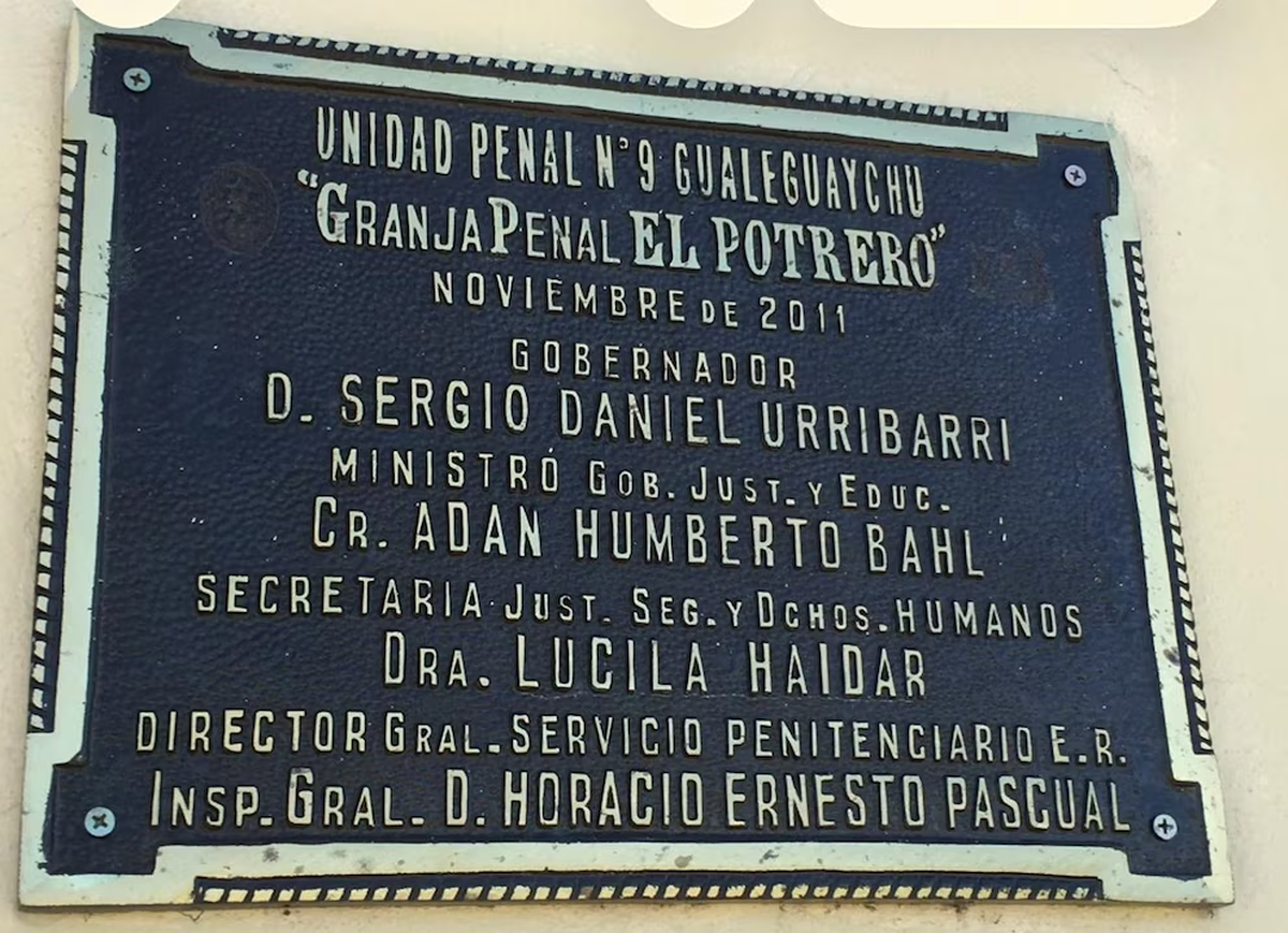 Placa de la cárcel que inauguró Urribarri. En el lugar, hoy pasa los días como detenido. Placa de la cárcel que inauguró Urribarri. En el lugar, hoy pasa los días como detenido.