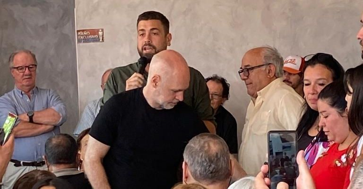Larreta con vecinos de Hurlingham. Fuente foto: Mdz.