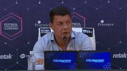 Sebastián Battaglia se enojó en conferencia de prensa.