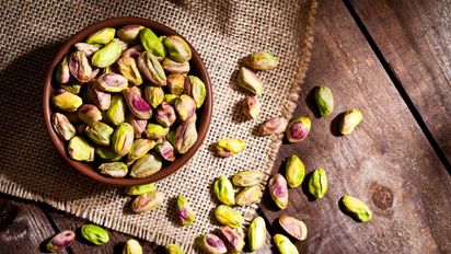 6 alimentos que contienen melatonina para dormir profundamente
