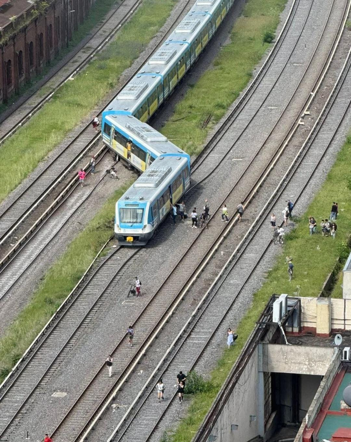 Descarriló el Sarmiento y el conductor de la formación desapareció varias horas Descarriló el Sarmiento y el conductor de la formación desapareció varias horas