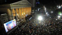 altText(Video: El sorpresivo llamado de Francisco (...y ahora la Plaza es del Papa))}