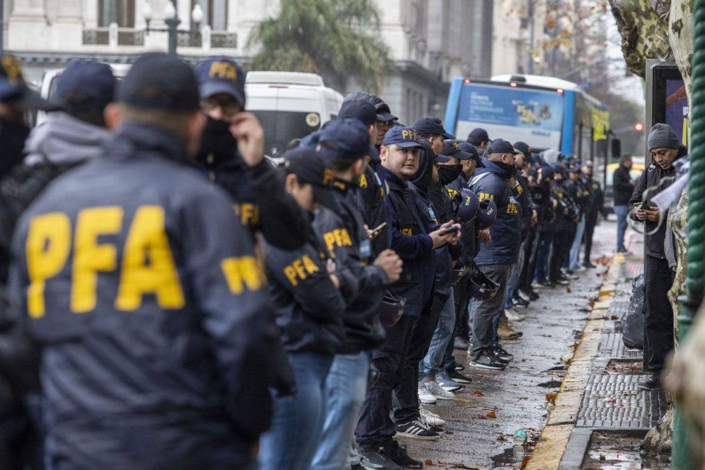 Las fuerzas de seguridad recibirán un bono en abril. Las fuerzas de seguridad recibirán un bono en abril.