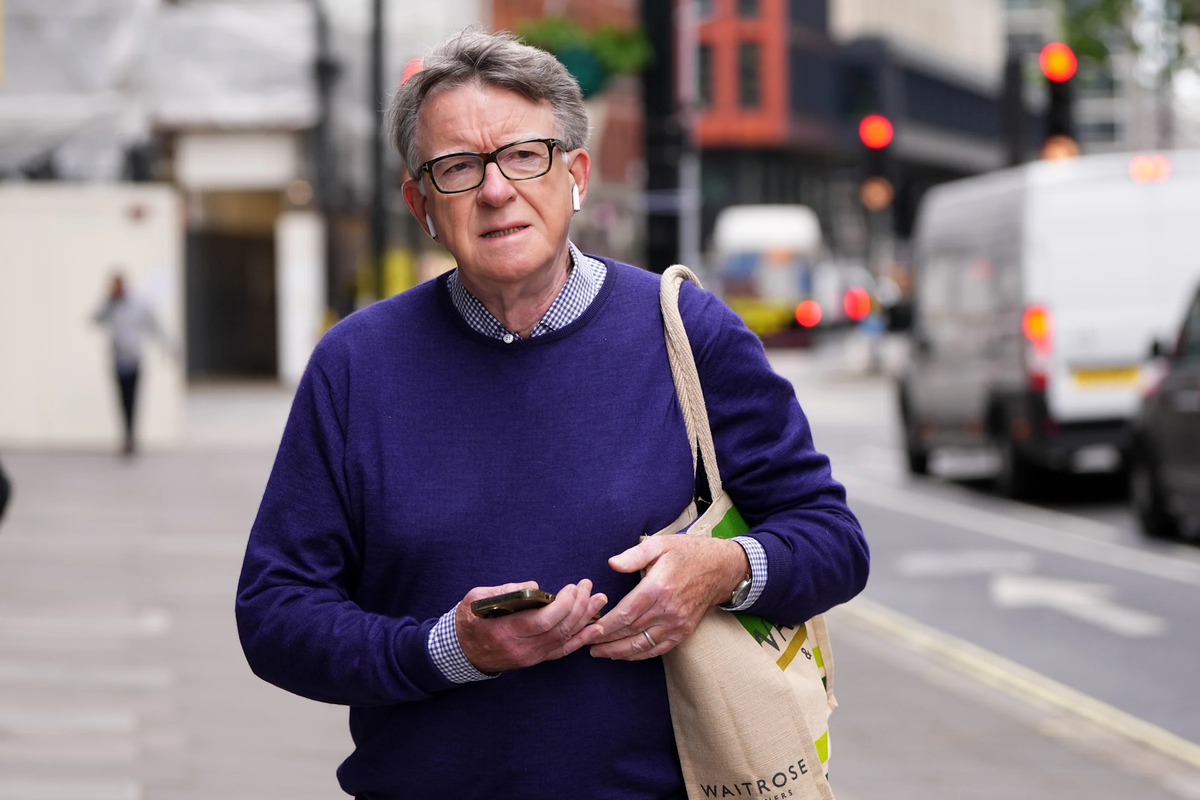 Peter Mandelson, el exembajador del Reino Unido en EEUU, pasa frente al Ministerio de Salud en Londres, el jueves 14 de mayo de 2026. (Foto AP/Kirsty Wigglesworth) Peter Mandelson, el exembajador del Reino Unido en EEUU, pasa frente al Ministerio de Salud en Londres, el jueves 14 de mayo de 2026. (Foto AP/Kirsty Wigglesworth)