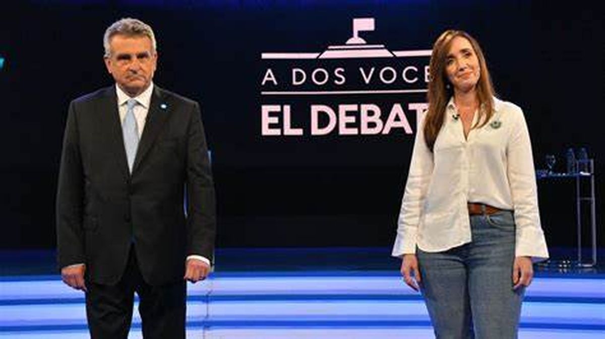 Los saludos cordiales entre, Victoria Villarruel y Agustín Rossi, al comenzar el debate fueron para solo para las cámaras