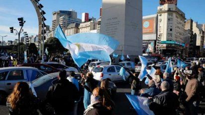 Banderazo y bocinazos: Postales de una jornada de protesta