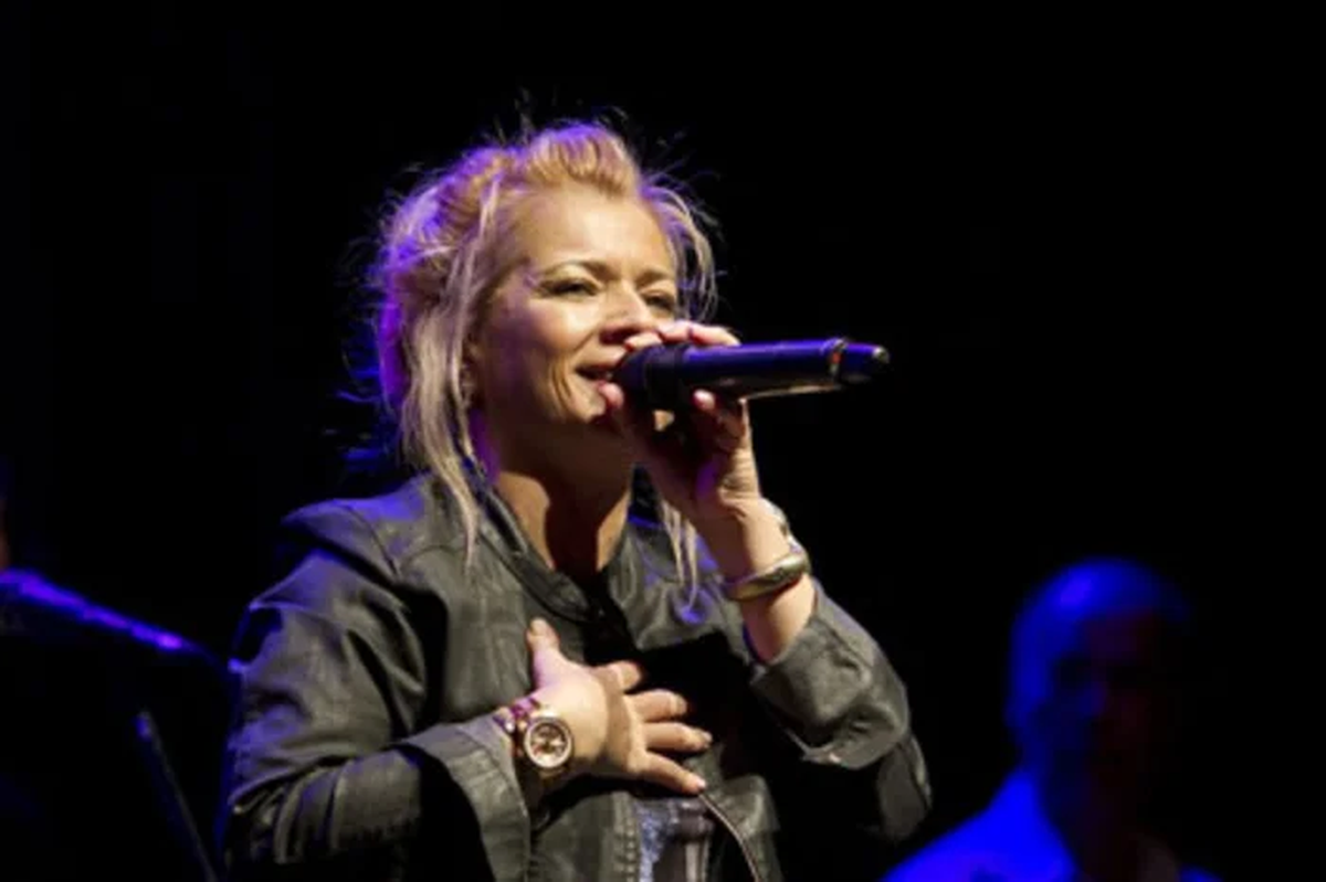 Una de las principales referentes de la movida tropical canta en su ciudad para hacer un repaso por todos sus éxitos y presentar nuevas canciones. Una de las principales referentes de la movida tropical canta en su ciudad para hacer un repaso por todos sus éxitos y presentar nuevas canciones.