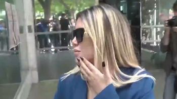 Me pegó una piña: Incidentes en la llegada de Wanda Nara a Tribunales. (Foto: Captura de video) Me pegó una piña: Incidentes en la llegada de Wanda Nara a Tribunales. (Foto: Captura de video)