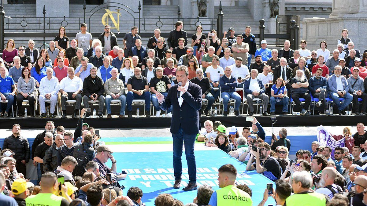 El ministro de economía y candidato a presidente, Sergio Massa, encabezó el acto organizado por la CGT frente al Congreso de la Nación. El ministro de economía y candidato a presidente, Sergio Massa, encabezó el acto organizado por la CGT frente al Congreso de la Nación.