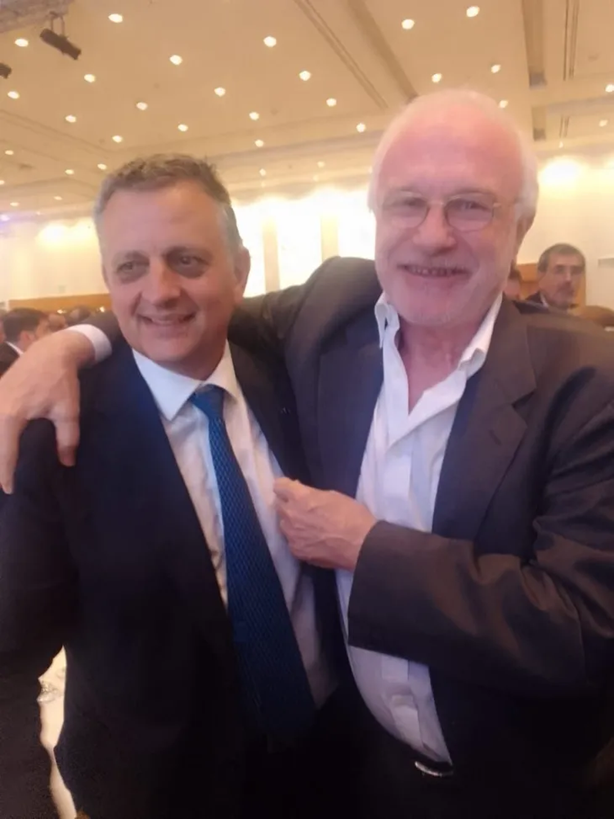 Uno de los que más orgullo sintió con la designación de Horacio Marín en YPF fue Marcelo Martínez Mosquera, advisor de la Presidencia del Grupo Techint en energía y el hombre que le abrió las puertas laborales hace más de 30 años y se las cerró días atrás. De ahí el efusivo abrazo, durante el almuerzo por el Día del Petróleo y el Gas en Salón Libertador del Hotel Sheraton. Uno de los que más orgullo sintió con la designación de Horacio Marín en YPF fue Marcelo Martínez Mosquera, advisor de la Presidencia del Grupo Techint en energía y el hombre que le abrió las puertas laborales hace más de 30 años y se las cerró días atrás. De ahí el efusivo abrazo, durante el almuerzo por el Día del Petróleo y el Gas en Salón Libertador del Hotel Sheraton.
