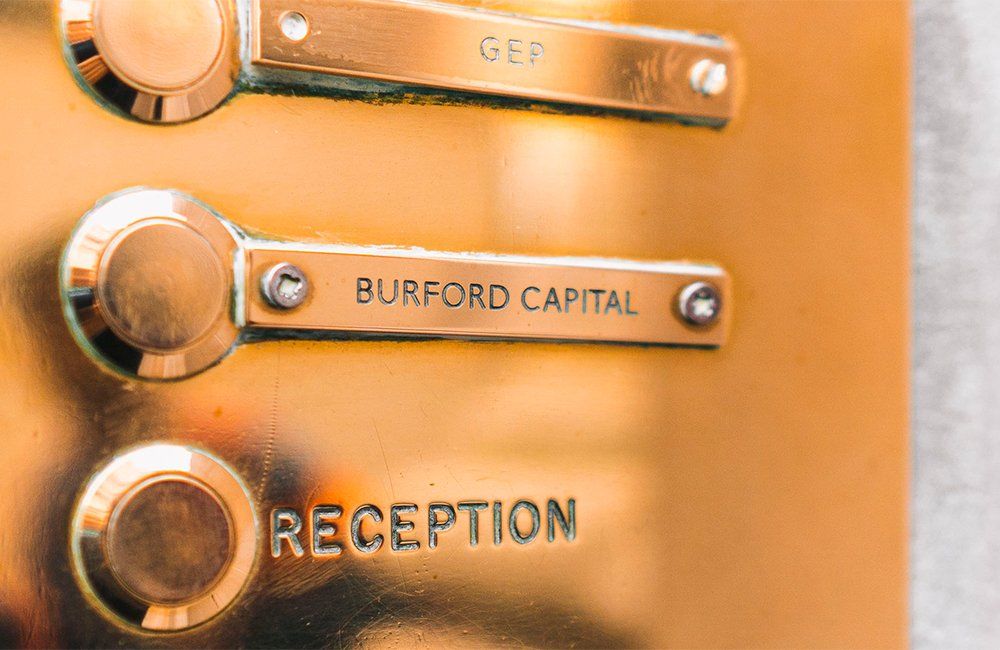 Burford litiga contra la Argentina tras haber comprado el 70% del juicio por el 25% que las sociedades españolas Petersen, de la familia Eskenazi, tenían en YPF hasta 2012 cuando la petrolera fue nacionalizada.