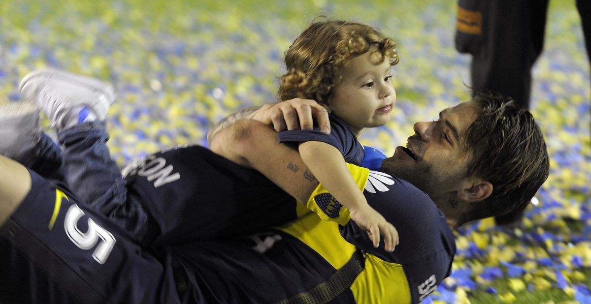 Fernando Gago con su hijo. (Foto: AFP).