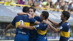 Emmanuel Gigliotti, de espaldas con el dorsal número 9, se abraza con sus compañeros de Boca