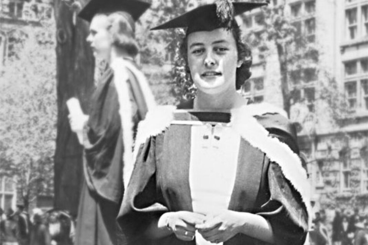 Christiane Dosne Pasqualini estudió y se recibió de bióloga en Canadá, en la Universidad McGill. Poco después llegaría a Argentina, a realizar una beca junto al reconocido Dr. Bernardo Houssay. Christiane Dosne Pasqualini estudió y se recibió de bióloga en Canadá, en la Universidad McGill. Poco después llegaría a Argentina, a realizar una beca junto al reconocido Dr. Bernardo Houssay.