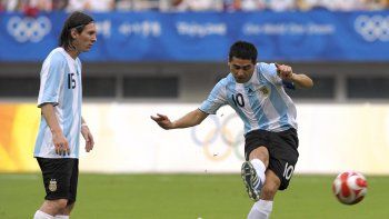 Juan Román Riquelme y Lionel Messi están festejando su cumpleaños y la gente pide que se decrete feriado nacional en Argentina. Juan Román Riquelme y Lionel Messi están festejando su cumpleaños y la gente pide que se decrete feriado nacional en Argentina.