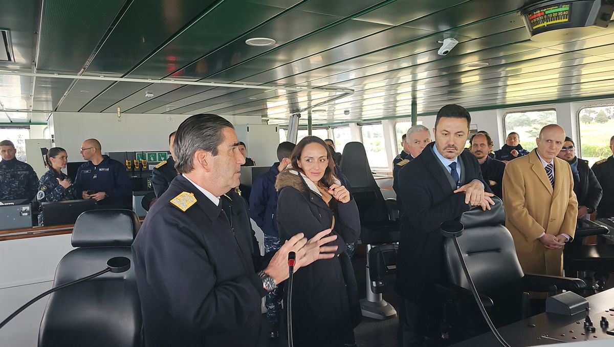 Mministro de Defensa, Luis Petri, escucha al Jefe de la Armada, Vicealmirante Carlos Allievi. Mministro de Defensa, Luis Petri, escucha al Jefe de la Armada, Vicealmirante Carlos Allievi.