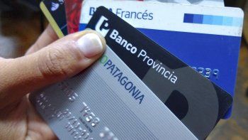 Una forma de juntar millas es a través de los gastos que se realicen con las tarjetas de crédito de bancos asociados a las aerolíneas. Una forma de juntar millas es a través de los gastos que se realicen con las tarjetas de crédito de bancos asociados a las aerolíneas.