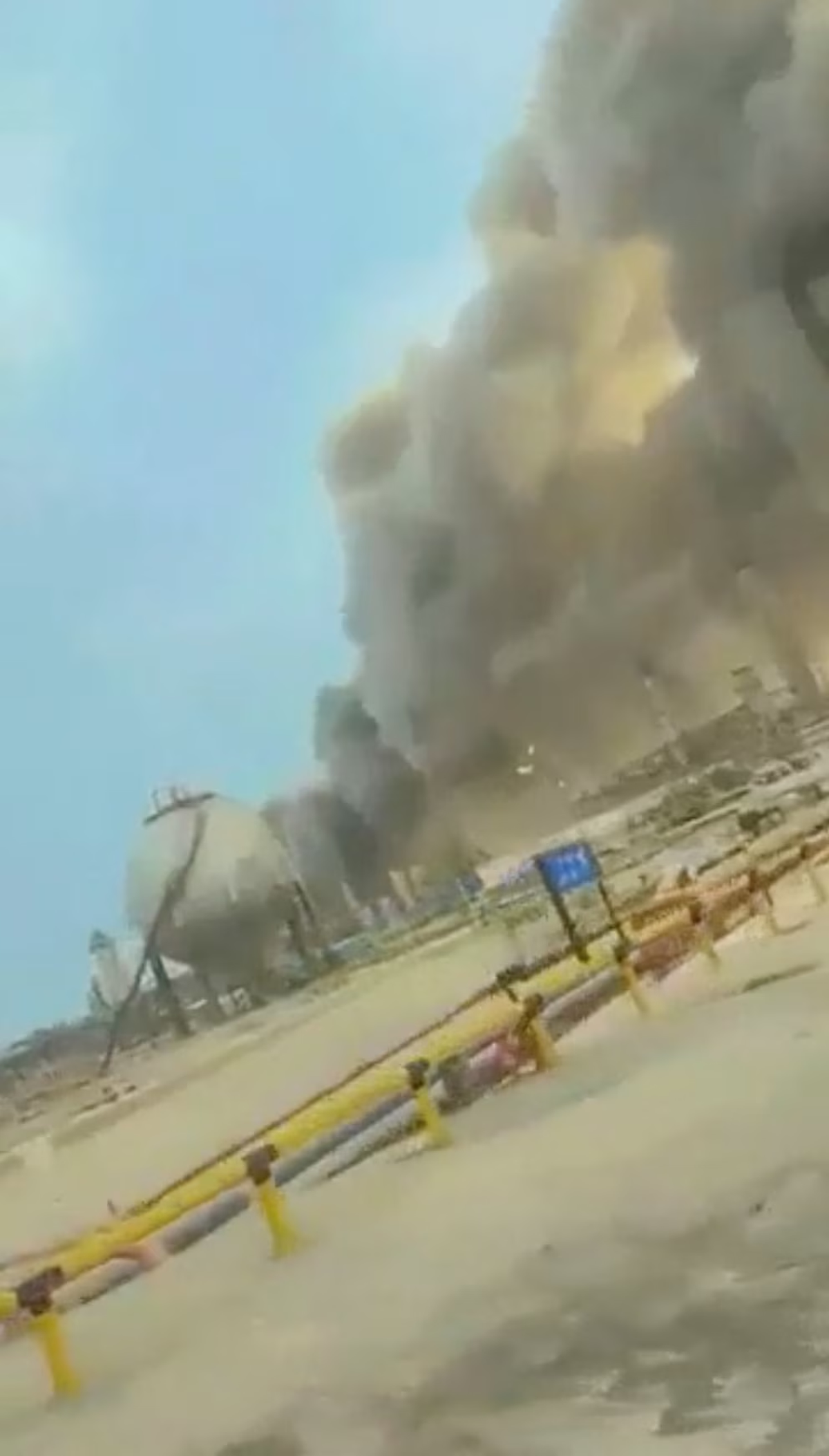 Humo se eleva desde la refinería de Ras Tanura, Arabia Saudita, tras un ataque con drones el 2 de marzo de 2026. La instalación, una de las más grandes del mundo, fue cerrada temporalmente como precaución. Humo se eleva desde la refinería de Ras Tanura, Arabia Saudita, tras un ataque con drones el 2 de marzo de 2026. La instalación, una de las más grandes del mundo, fue cerrada temporalmente como precaución. 